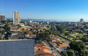 Foto que ilustra matéria sobre o que fazer em São José dos Campos mostra a cidade de São José dos Campos vista de cima.