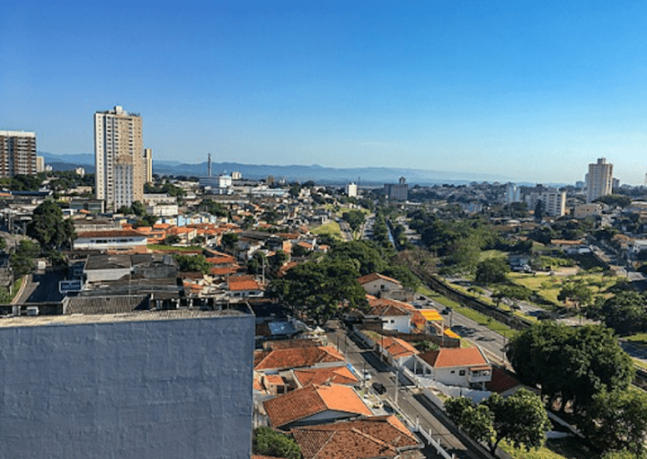 Foto que ilustra matéria sobre o que fazer em São José dos Campos mostra a cidade de São José dos Campos vista de cima.