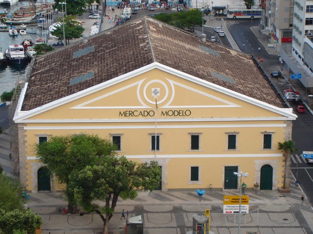 Foto que ilustra matéria de o que fazer em Salvador mostra a vista do Mercado Modelo em Salvador