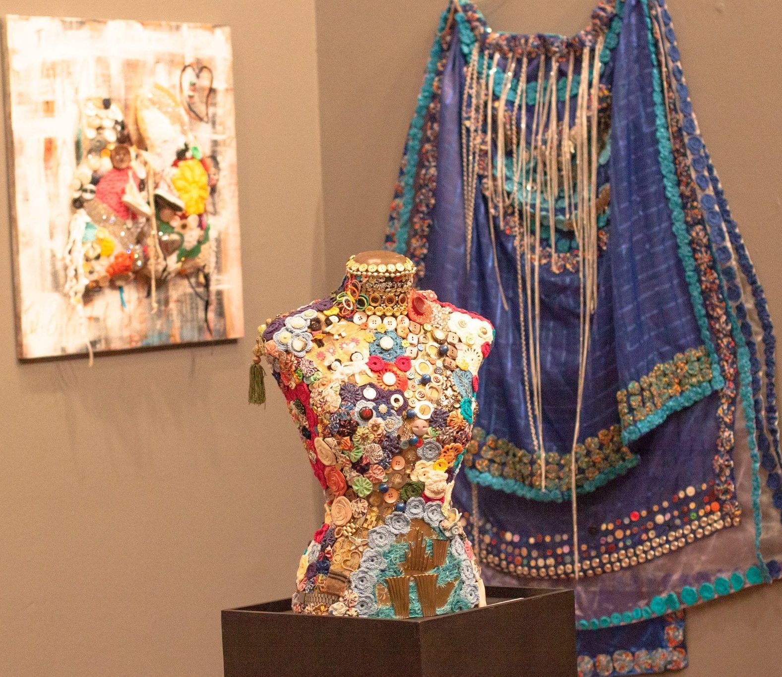 Manequins especiais em sala de exposição do MUMO