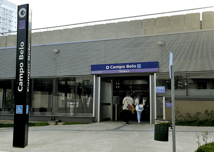 Foto que ilustra matéria sobre Estação Campo Belo mostra a entrada da Estação Campo Belo do metrô de São Paulo.