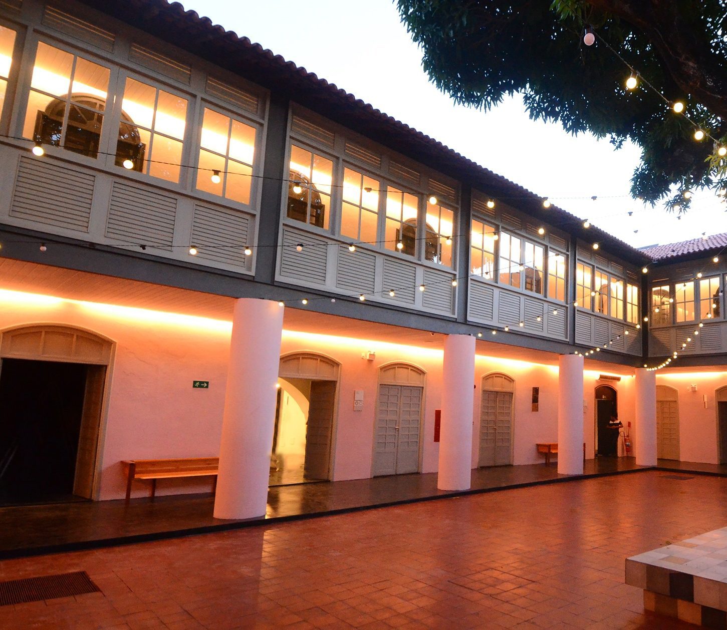 Parte interna do Memorial Minas Gerais Vale iluminado à noite