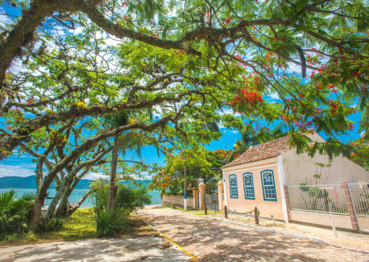 Foto que ilustra matéria sobre como é morar em Palhoça (SC) mostra uma rua da Cidade de Palhoça