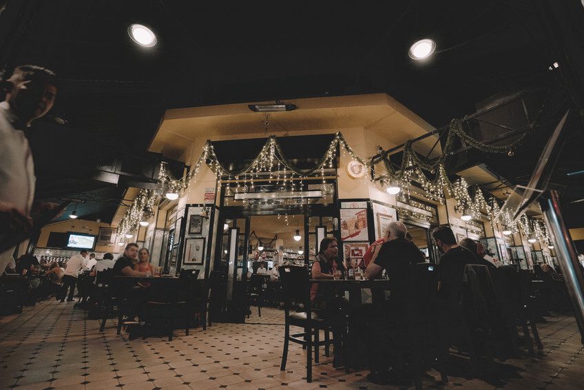 Foto que ilustra matéria sobre a Estação Brooklin mostra a parte externa do Bar do Juarez com pessoas sentadas e luzes decorativas