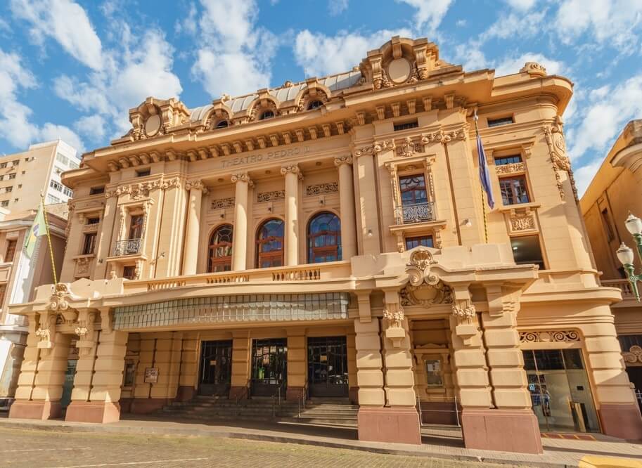 Foto que ilustra matéria sobre bairros de Ribeirão Preto mostra a fachada do Theatro Pedro II