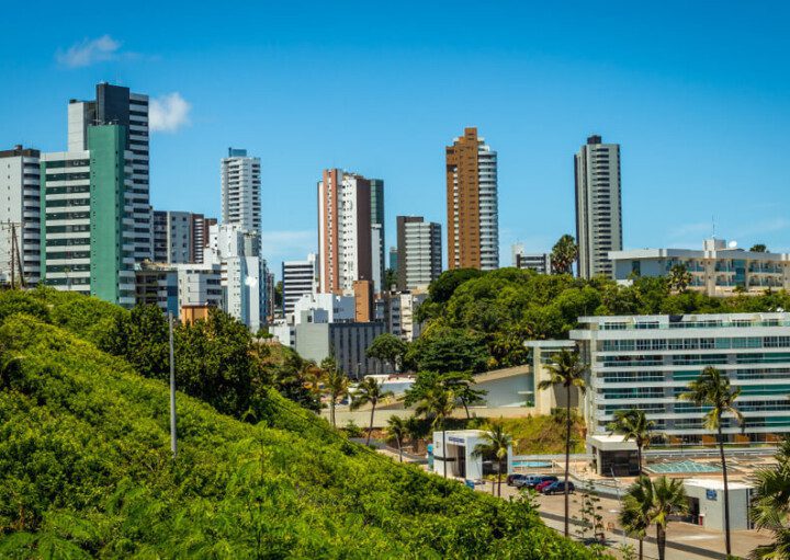 Foto que ilustra matéria sobre os bairros mais seguros de Salvador mostra uma visão panorâmica do bairro de Ondina, com diversos prédios altos e regiões arborizadas.