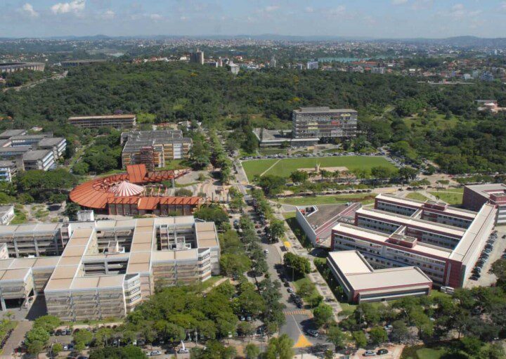 Foto que ilustra matéria sobre faculdades em Belo Horizonte mostra uma visão aérea do campus da Pampulha da Universidade Federal de Minas Gerais.