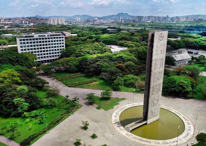 Foto que ilustra matéria sobre faculdades em São Paulo mostra uma visão do alto de uma parte do campus da USP onde fica a praça do Relógio e o prédio da reitoria da universidade.