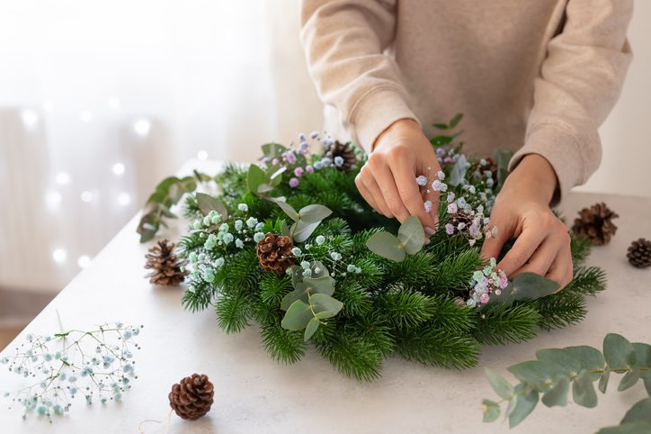 Mulher fazendo uma guirlanda de Natal