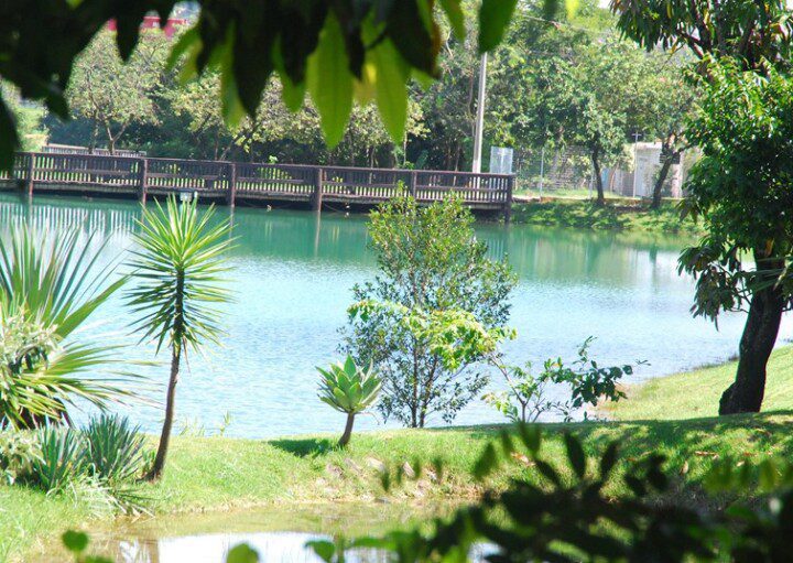 Foto que ilustra matéria sobre parques em Hortolândia mostra o lago e a ponte do Parque Socioambiental Irmã Dorothy Stang