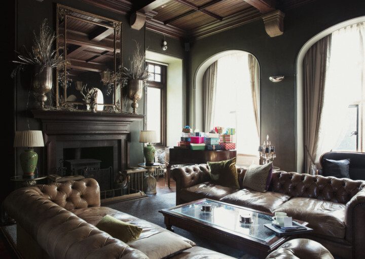 Sala de luxo com decoração em estilo gótico.