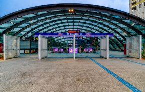 Foto que ilustra matéria sobre Estação Brooklin mostra a entrada da Estação Brooklin em SP.