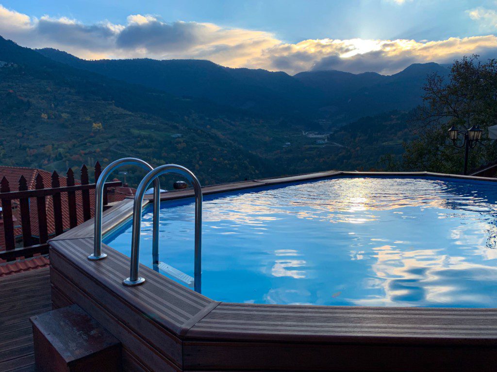 Piscina em deck de madeira suspenso.