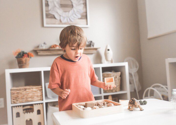 Criança se divertindo em seu quarto montessoriano. Imagem disponível em Canva.