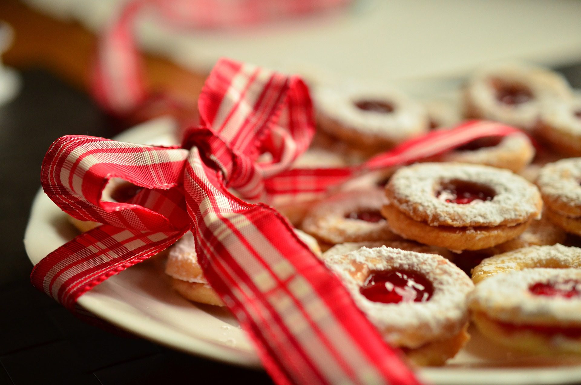 Doces natalinos com um laço vermelho xandrez.