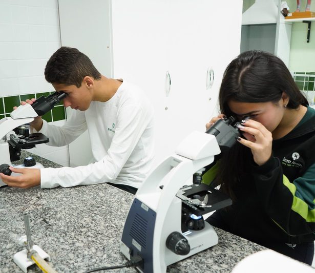 Estudantes em aula de laboratório no Colégio Bom Jesus