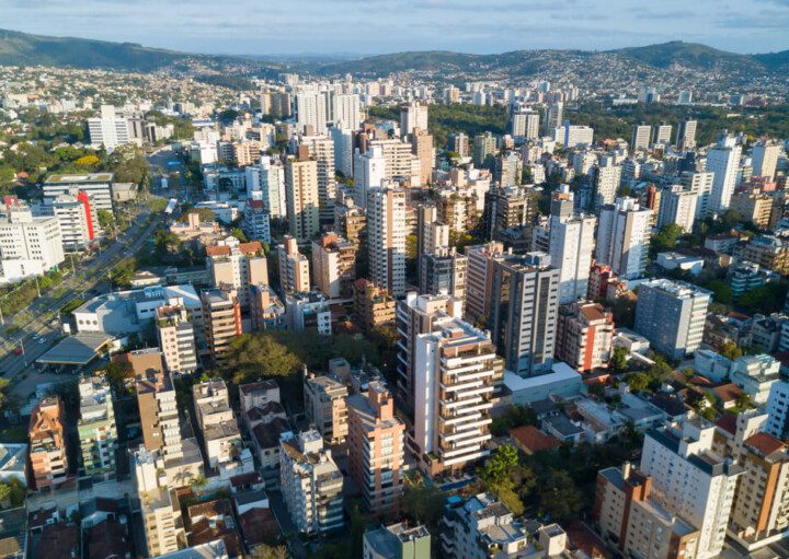 Foto que ilustra matéria sobre os bairros mais seguros de Porto Alegre mostra uma visão do alto do bairro Petrópolis, com vários prédios altos e algumas áreas arborizadas entre eles.