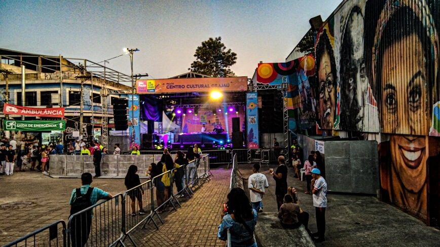 Foto que ilustra matéria sobre o Terminal Grajaú mostra o lado de fora do Centro Cultural Grajaú com um palco montado para a Virada Cultural