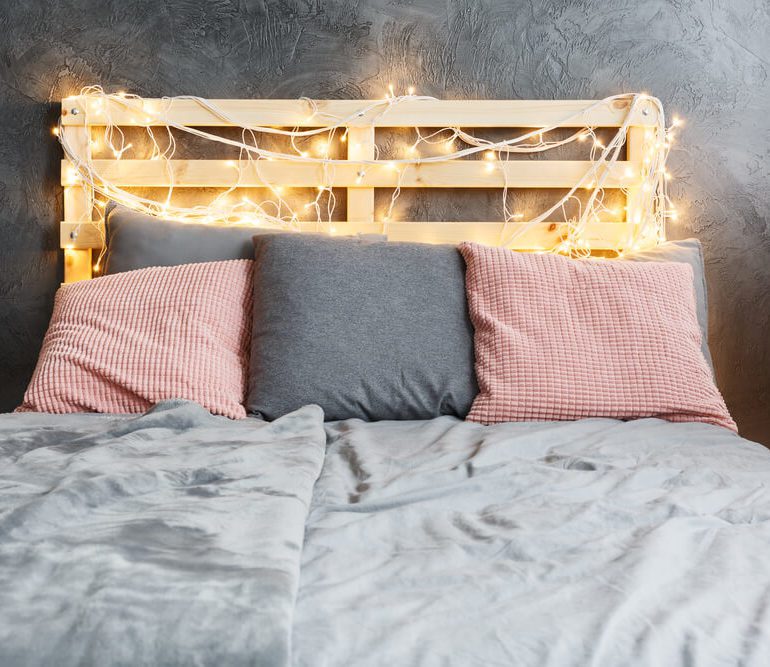 Exemplo de cama com cabeceira feita de palete