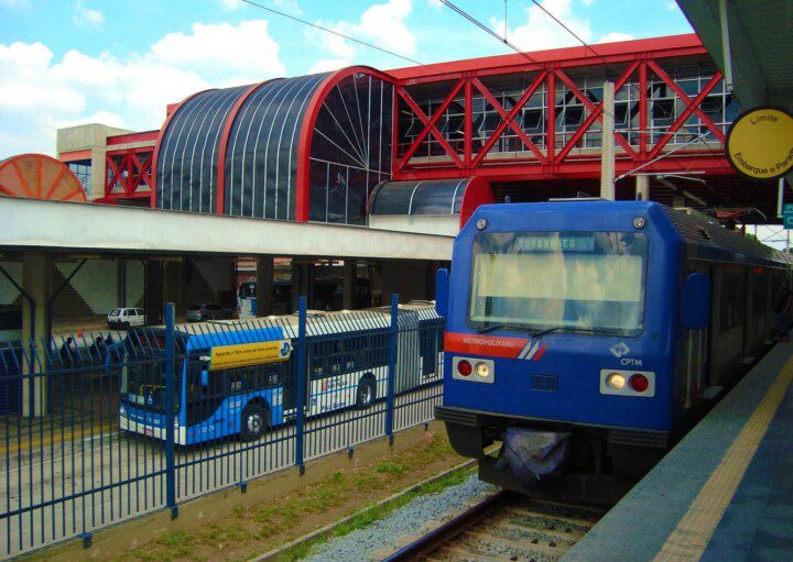 Foto que ilustra matéria do Terminal Grajaú mostra, lado a lado, plataformas de ônibus (à esquerda da imagem) e de trem da CPTM. Acima delas, há uma estrutura vermelha de passarela.