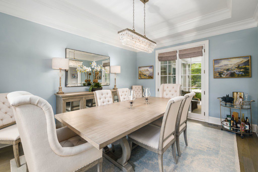 Sala de jantar com móveis e decoração no estilo clássico. Imagem disponível em Pexels.