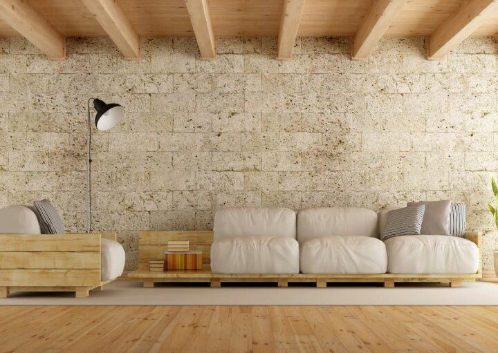 Sala moderna com pallets. Imagem disponível em Getty Images.