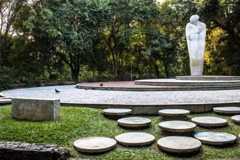 Imagem da escultura “Mãe", no Parque Buenos Aires, em São Paulo, para ilustrar matéria sobre o maior parque em SP