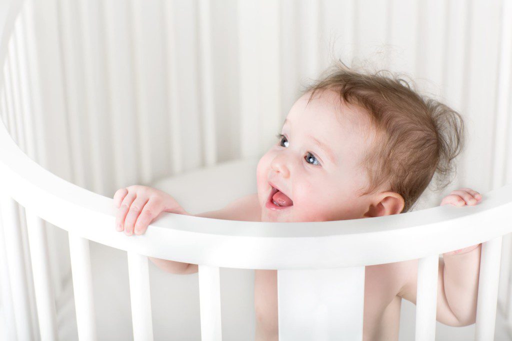 Bebe em berço estilo moderno. Imagem disponível em Getty Images.