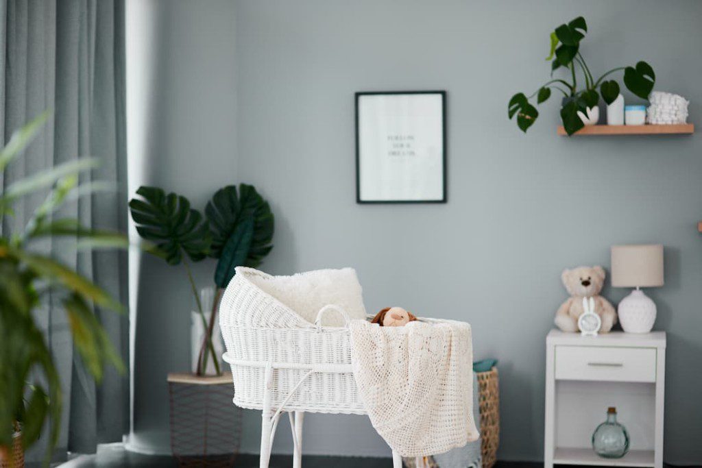 Quarto de bebê com objetos decorativos. Imagem disponível em Getty Images.