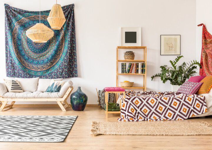 Imagem de uma sala inspirada em uma decoração indiana.