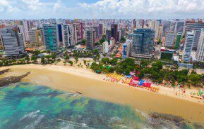 Foto que ilustra matéria sobre os bairros mais seguros de Fortaleza mostra a orla da praia de Meireles vista do alto.