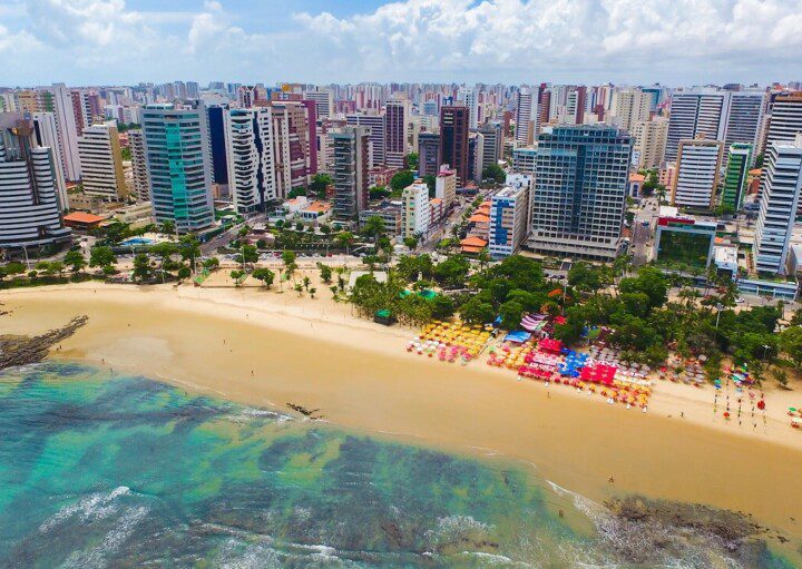 Foto que ilustra matéria sobre os bairros mais seguros de Fortaleza mostra a orla da praia de Meireles vista do alto.