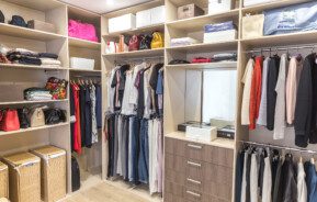 Closet organizado com várias repartições