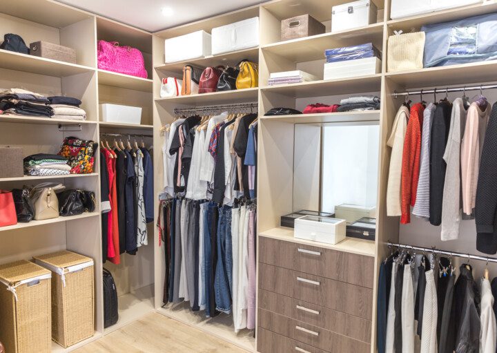 Closet organizado com várias repartições