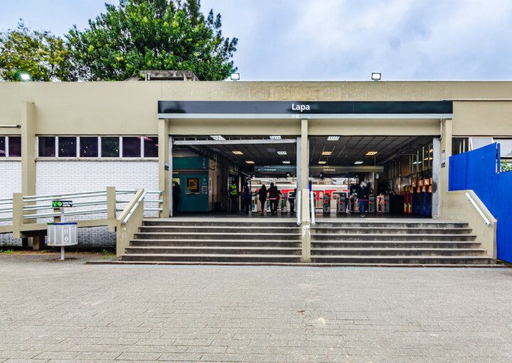 Foto que ilustra matéria sobre estação lapa mostra a entrada da estação