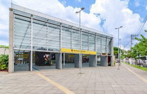 Foto que ilustra matéria sobre Estação Morumbi mostra a entrada da Estação com uma placa em amarelo escrito São Paulo-Morumbi