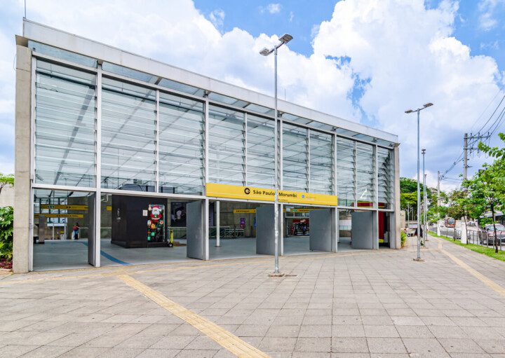 Foto que ilustra matéria sobre Estação Morumbi mostra a entrada da Estação com uma placa em amarelo escrito São Paulo-Morumbi