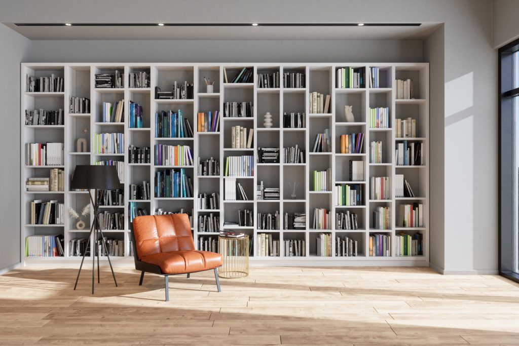 Estante de livros em uma parede toda. 