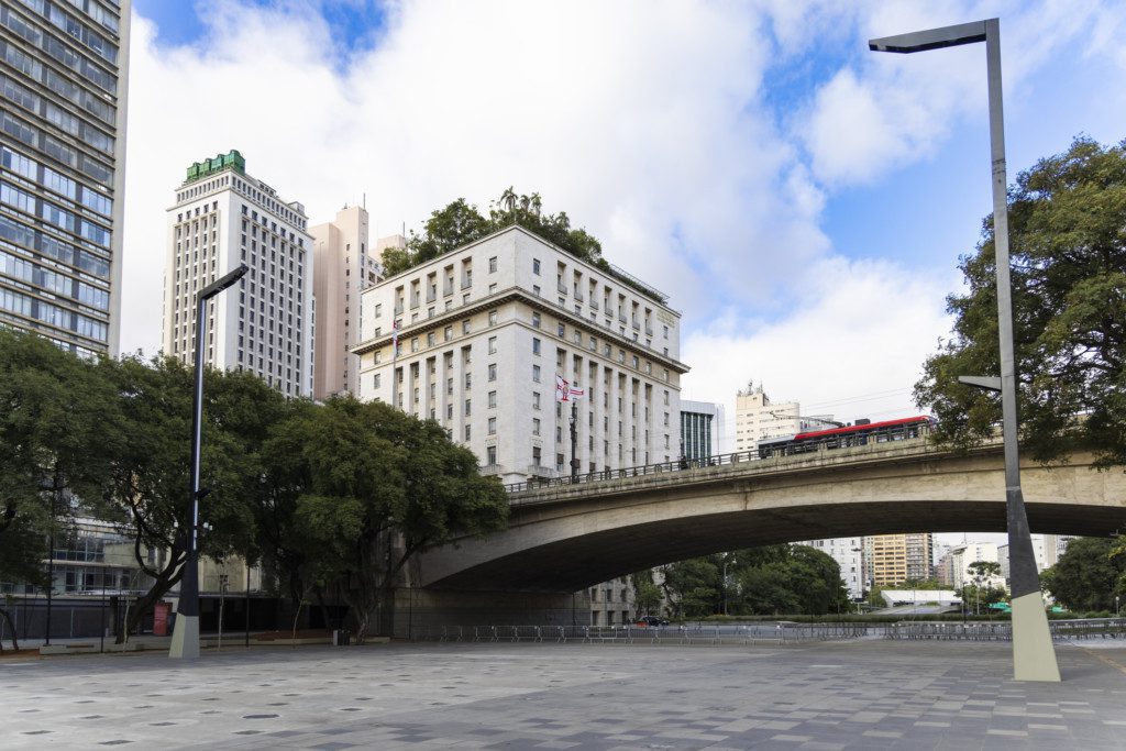 Foto que ilustra matéria sobre o Terminal Bandeira mostra o Vale do Anhangabaú com vista para o Palácio do Anhangabaú 