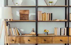Prateleira estilo escandinava em madeira e ferro com livros.