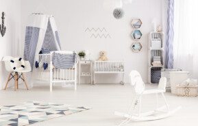 Quarto de bebê clean, todo em branco e detalhes em azul, com móveis funcionais.