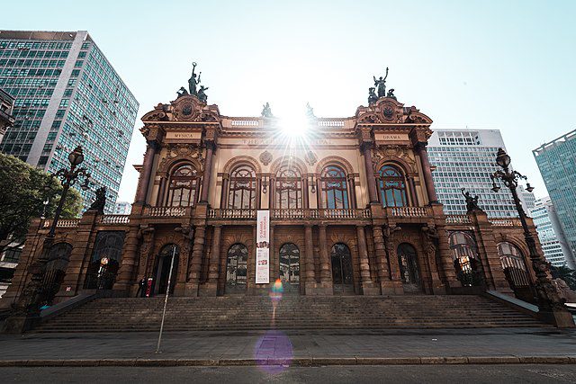 Foto que ilustra matéria sobre o Terminal Bandeira mostra a parte externa e interna do Teatro Municipal