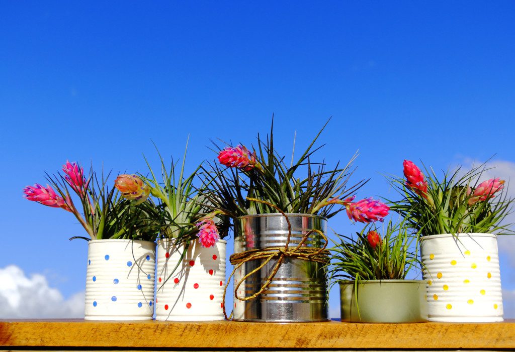 Vaso decorativo de lata com flores. 