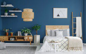 Quarto aconchegante com decoração azul.