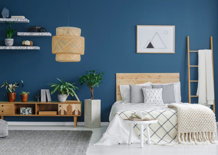 Quarto aconchegante com decoração azul.