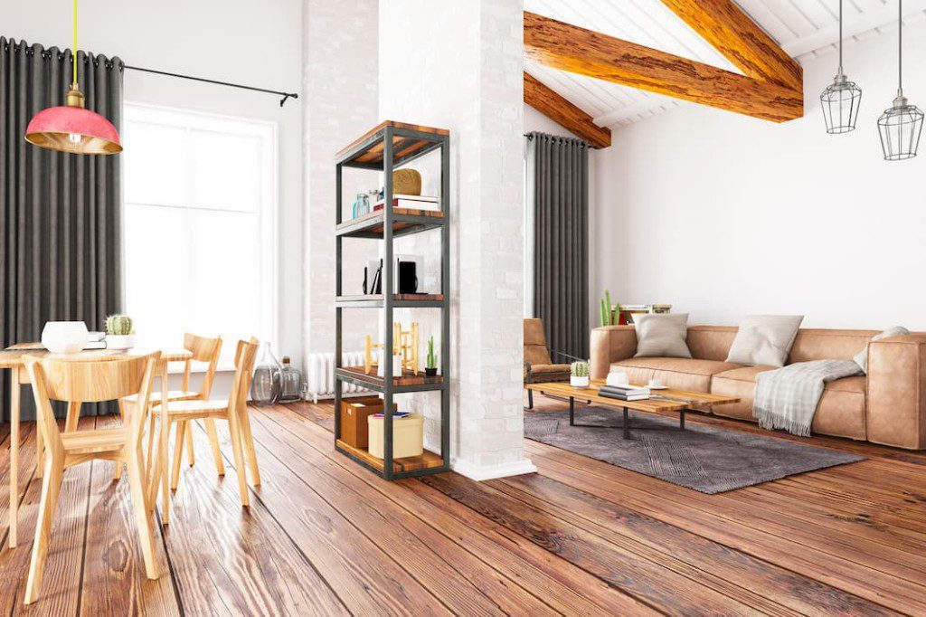Decoração com piso e vigas de madeira.