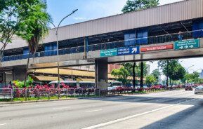 Foto que ilustra matéria sobre Estação Tatuapé mostra a placa da estação Tatuapé