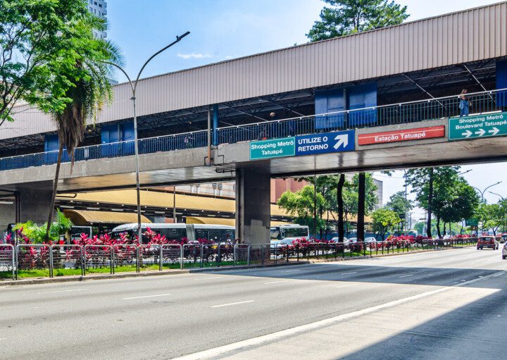 Foto que ilustra matéria sobre Estação Tatuapé mostra a placa da estação Tatuapé