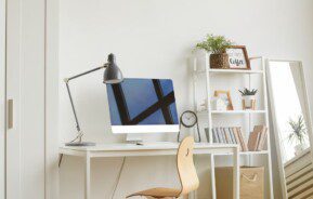 Home office minimalista, exemplo.