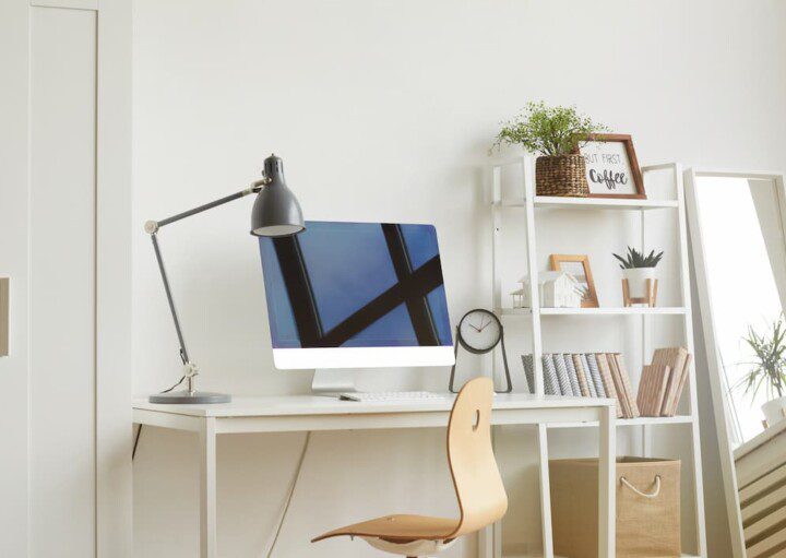 Home office minimalista, exemplo.